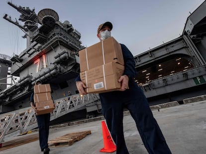 Entrega de comidas preparadas en el 'Theodore Roosevelt' en la isla de Guam, el miércoles.