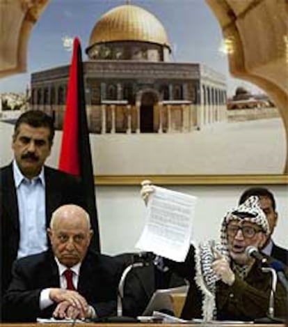La dimisión del anterior primer ministro Mahmud Abbas aceleró la creación de un nuevo Gobierno palestino a finales de 2003. Tras semanas de luchas internas, se confirmó que su sustituto sería Ahmed Qurei, <i>Abú Alá</i>.