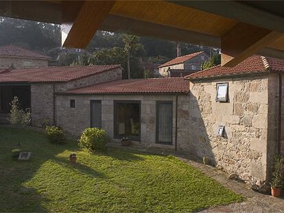 El proyecto de rehabilitación del pazo, situado en Curantes (Pontevedra), es obra del arquitecto Pedro Llano.