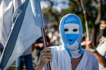 Manifestante participa de uma passeata contra o presidente argentino, Alberto Fernández, em 12 de outubro, em Buenos Aires.