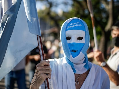 Una manifestante participa de una marcha en contra del mandatario argentino, Alberto Fernández, el pasado 12 de octubre en Buenos Aires