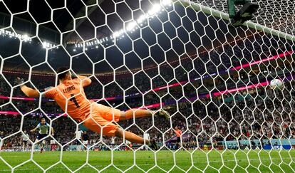 Harry Kane, anotando de penalty para empatar el partido ante Francia. 