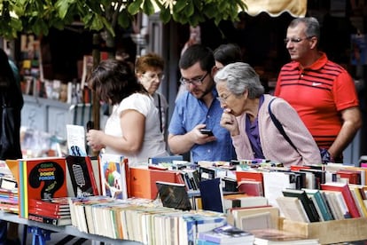 Un grupo de personas, ayer en una de las librerías de la Cuesta de Moyano.