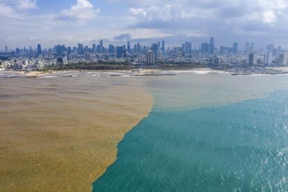 El agua con barro del río Hayarkon desemboca en el mar Mediterráneo en Tel Aviv (Israel).