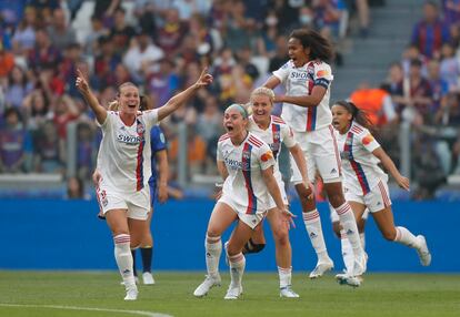 La jugadora del Lyon, Amandine Henry, celebra el primer gol de la final ante el Barcelona. El Olympique de Lyon ha superado con claridad al campeón defensor del título, el Barcelona. El equipo francés se ha adelantado en el marcador con un golazo de Henry a los seis minutos de juego. 