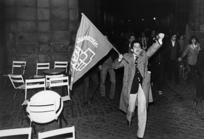 Un socialista porta la bandera de su partido para festejar en la madrileña plaza Mayor los resultados de las elecciones municipales del 3 de abril de 1979 con el triunfo de la izquierda.
