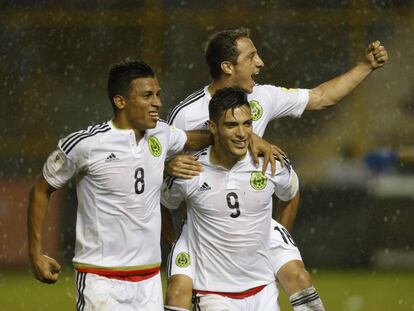 Sep&uacute;lveda, Guardado y Jim&eacute;nez festejan un gol mexicano.