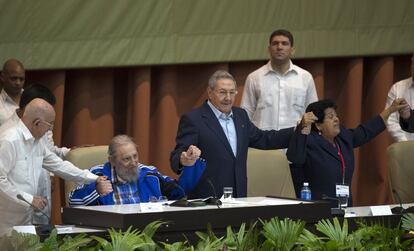 Fidel Castro, sentado, toma de la mano a su hermano, el presidente cubano Raúl Castro, a la derecha, y al segundo secretario del Comité Central, José Ramón Machado Ventura, momentos antes de la interpretación del himno del Partido Comunista durante la ceremonia de clausura del VII Congreso de la Cuba. Partido Comunista, en La Habana, Cuba, el 19 de abril de 2016.