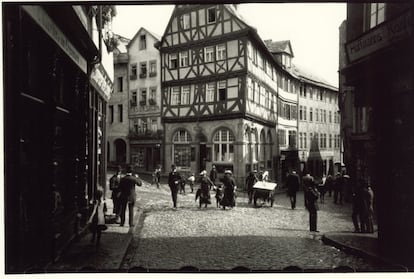 'Eisenmarkt', de 1913, es el nombre de esta fotografía del hombre que desarrolló la Leica.