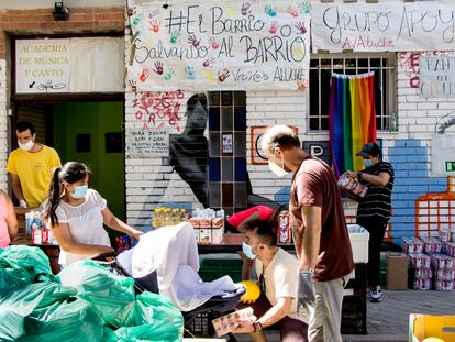 Recogida de alimentos en el barrio madrileño de Aluche.