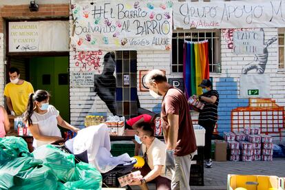 Recogida de alimentos en el barrio madrileño de Aluche.