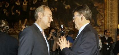 El presidente en funciones del Consell, Alberto Fabra, con el dirigente socialista, Ximo Puig, en la proclamación de los premios Jaime I