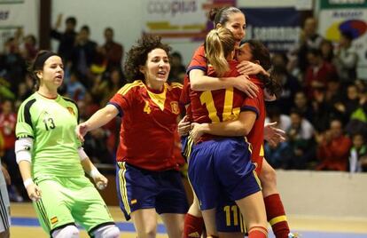 Luc&iacute;a Nespereira, segunda por la izquierda, en un partido con la selecci&oacute;n espa&ntilde;ola. 