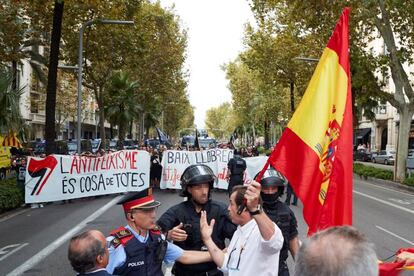 Un hombre con una bandera de España increpa a los manifestantes de la marcha antifascista.