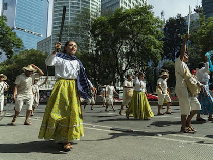 Actores caracterizados como los precursores de la Revolución, durante el desfile de 2020.