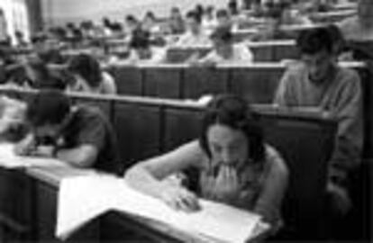 Examen de selectividad en la Universidad de Barcelona en junio de 2000