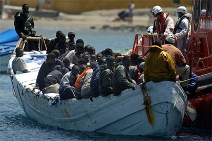 Un segundo cayuco llega hoy al puerto de Los Cristianos con 63 inmigrantes a bordo.