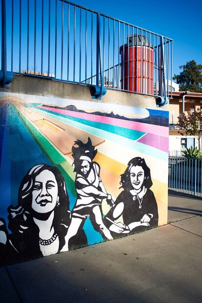 Mural en el colegio Thousand Oaks en Berkeley, donde estudió Harris. De izquierda a derecha: Kamala Harris, Serena Williams y Anna Frank.