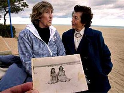 Maria Alegria Portas (a la izquierda) y Pepita Vila muestran en Argelès una fotografía de su adolescencia.