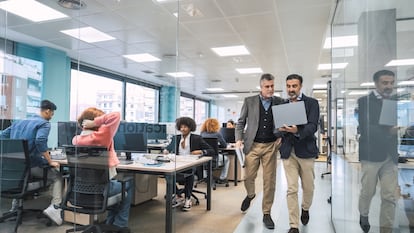 Varios empleados en una oficina.