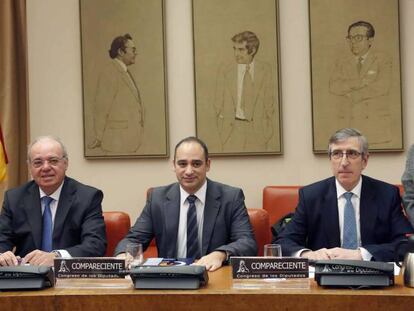  La presidenta de la comisi&oacute;n de investigaci&oacute;n de la crisis financiera, la diputada de Coalici&oacute;n Canaria, Ana Oramas (d), el Director General de Caixa Ontinyent, Vicent Penad&eacute;s Torr&oacute; (2d), el Presidente de Colonya Caixa d&#039;Estalvis de Pollen&ccedil;a, Josep Antoni Cifre Rodr&iacute;guez (2i), y el Presidente Caixa d&#039;Enginyers, Jos&eacute; Oriol Sala (i), durante su comparecencia en el Congreso de los Diputados.