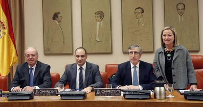La presidenta de la comisión de investigación de la crisis financiera, la diputada de Coalición Canaria, Ana Oramas (d), el Director General de Caixa Ontinyent, Vicent Penadés Torró (2d), el Presidente de Colonya Caixa d'Estalvis de Pollença, Josep Antoni Cifre Rodríguez (2i), y el Presidente Caixa d'Enginyers, José Oriol Sala (i), durante su comparecencia en el Congreso de los Diputados.