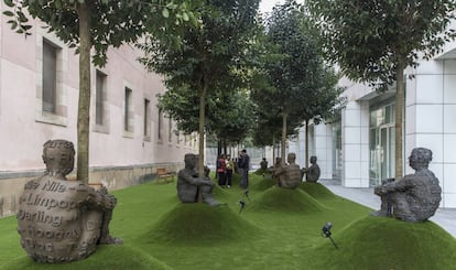 Las obras 'The Hearth of Trees' y 'The Hearth of Rivers', un bosque de esculturas entre el Macba y el CCCB.