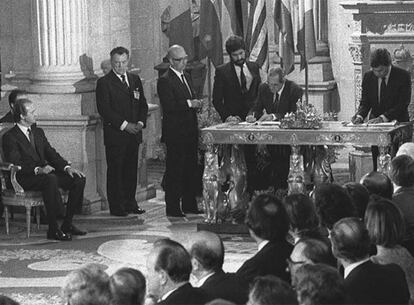 El 12 de junio de 1985, España firmaba el Tratado de Adhesión a la CEE en el Palacio Real de Madrid. En la imagen, rubrican el Tratado el presidente del Gobierno, Felipe González, y el entonces ministro de Exteriores, Fernando Morán, mientras espera Manuel Marín. El Rey les mira sentado.