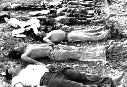 Cuerpos de campesinos asesinados en Salacuin, al norte de Guatenala, en 1982.