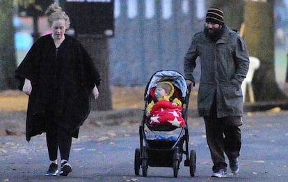 Adele, Simon Konecki y Angelo, en Londres.