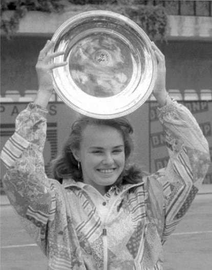 La suiza Martina Hingis levanta el trofeo que la acredita como ganadora del Roland Garros, en la categoría junior mujeres el 5 de junio de 1994 en París.