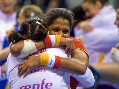 Marta Mangué, de frente, se abraza a una compañera tras el triunfo decisivo sobre Rumania.