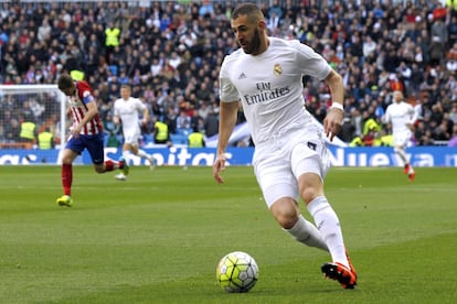 El delantero francés del Real Madrid Karim Benzema controla el balón.