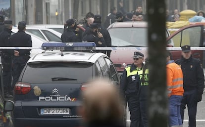 Agentes de la Policía Nacional y Municipal de Madrid, junto al vehículo en el que un hombre ha muerto esta mañana en el distrito de Vicálvaro.