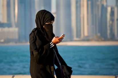 Una mujer usa el móvil en Doha (Catar).