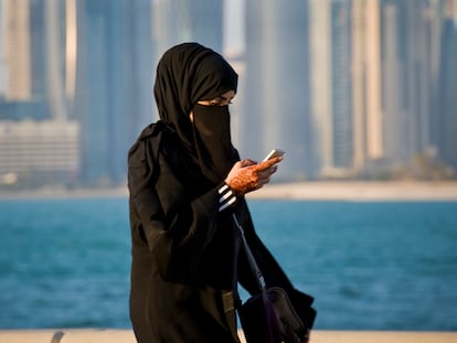 Una mujer usa el móvil en Doha (Catar).