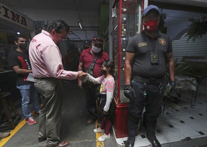 En México atacan a candidatos para obligarlos a salir de la campaña electoral. Las bandas de narcotraficantes quieren colocar candidatos en los ayuntamientos para poder operar sin interferencia de la policía y poder extorsionar a las empresas locales.