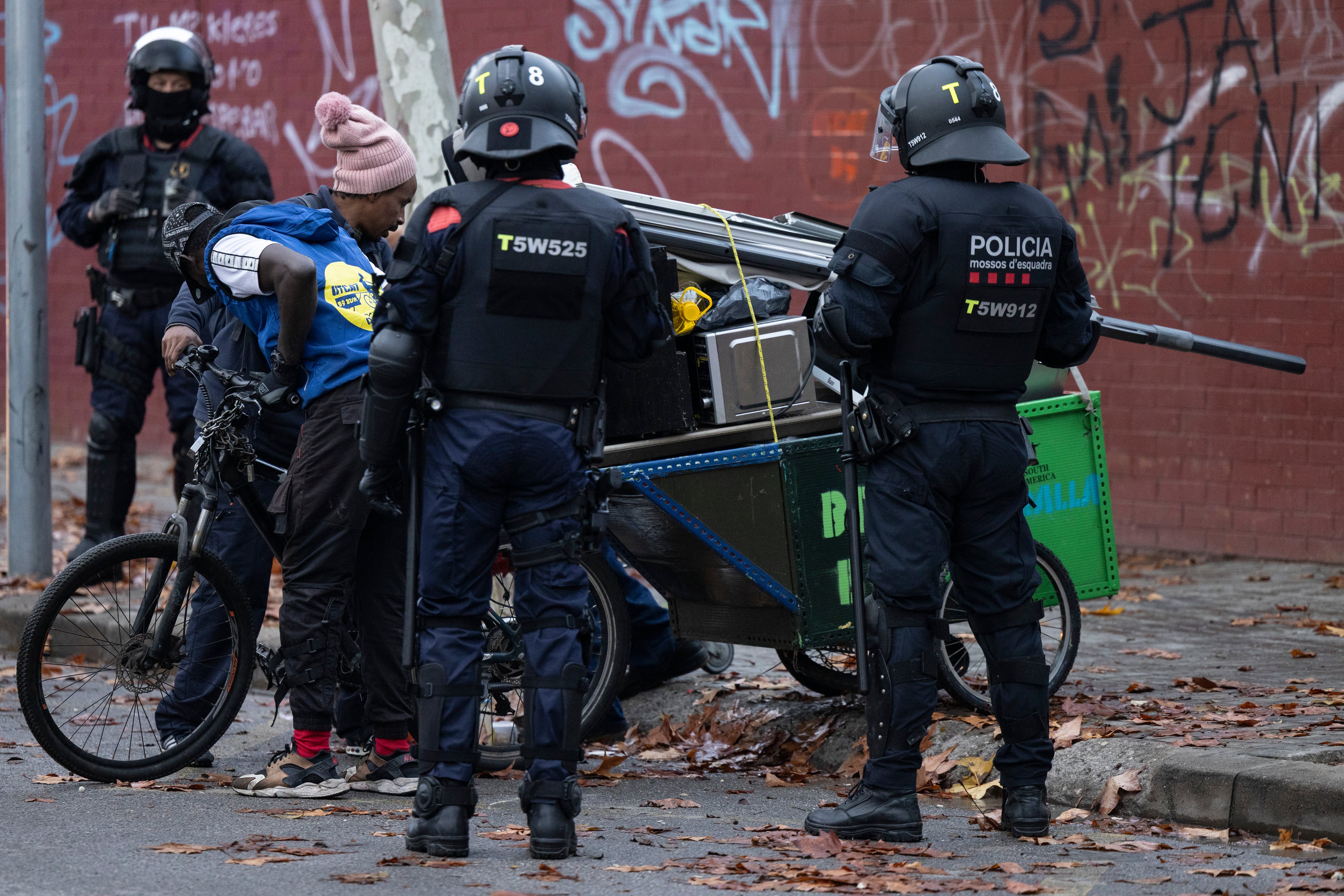 Actuación de efectivos de los Mossos d'Esquadra durante el desalojo del antiguo instituto B9, en diciembre pasado.