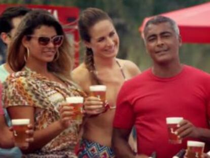 O ex-jogador Romário, centro, na propaganda de uma cerveja.