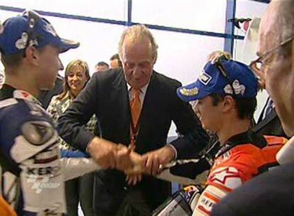 El Rey junta las manos de Jorge Lorenzo, a la izquierda, y Dani Pedrosa antes de la entrega de premios ayer en Jerez.