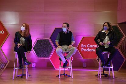 Jéssica Albiach, Pablo Iglesias y Ada Colau en un acto de camapaña a las elecciones del 14 de febrero. Santa Coloma de Gramenet. MARC BRUGAT/EUROPA PRESS