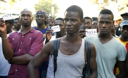 Concentración de senegaleses en la fuente de Canaletes (Barcelona) en solidaridad con su compatriota muerto en Salou (Tarragona), durante una redada policial contra la venta ilegal.