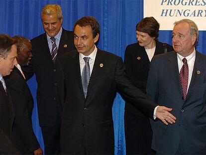 De izquierda a derecha, el británico Tony Blair, el surafricano Thabo Mbeki, el rumano Adrian Nastase, el español José Luis Rodríguez Zapatero, la neozelandesa Helen Clark y el canadiense Paul Martin, ayer en Budapest.