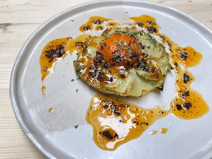 Alcachofa con yema de huevo curada y salsa macha.