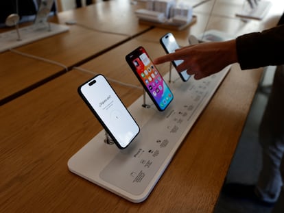 Vista de los nuevos modelos del iPhone 15 en la tienda de Apple en Sol, Madrid, la pasada semana.