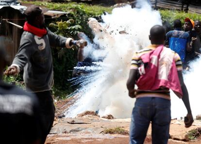 Un bote de gas lacrimógeno explota en la mano de un manifestante partidario de la oposición cuando este intentaba devolvérselo a la policía durante los enfrentamientos en Kibera, Nairobi.