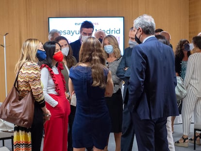 La delegada del Gobierno en la Comunidad de Madrid, Mercedes González, rodeada de los asistentes al desayuno informativo este lunes.

28/06/2021