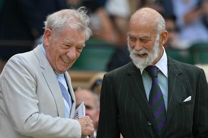 El actor británico sir Ian McKellen y el príncipe Miguel de Kent (primo de Isabel II y ocasional representante de la familia real británica) compartieron palco en la cancha central para asistir al partido de tenis de octavos de final de mujeres y hombres en Wimbledon el pasado lunes. 