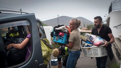 Varios vecinos desalojan sus casas en  el pueblo de Todoque, municipio de Los Llanos de Aridane, el martes.