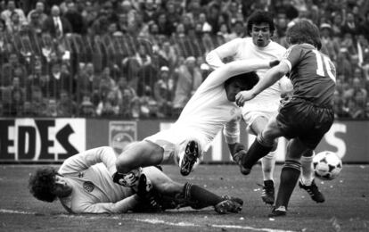REAL MADRID, 3; CELTIC 0 (1980). El Real Madrid llegó a las semifinales de la Copa de Europa de la temporada 79/80 gracias a una histórica eliminatoria de cuartos ante el Celtic de Glasgow. El partido de ida en Escocia se saldó con un 2-0 a favor de los británicos. En la vuelta, con Vujadin Boškov en el banquillo blanco, los madrileños le dieron la vuelta al cruce. Un gol de Santillana abrió el marcador en el minuto 44, Stielike anotó el segundo en el minuto 55 y Juanito clasificó al Madrid con un tanto en el minuto 85. En la imagen, Santillana (en el aire) y Juanito pugnan por el balón en una jugada embarullada.